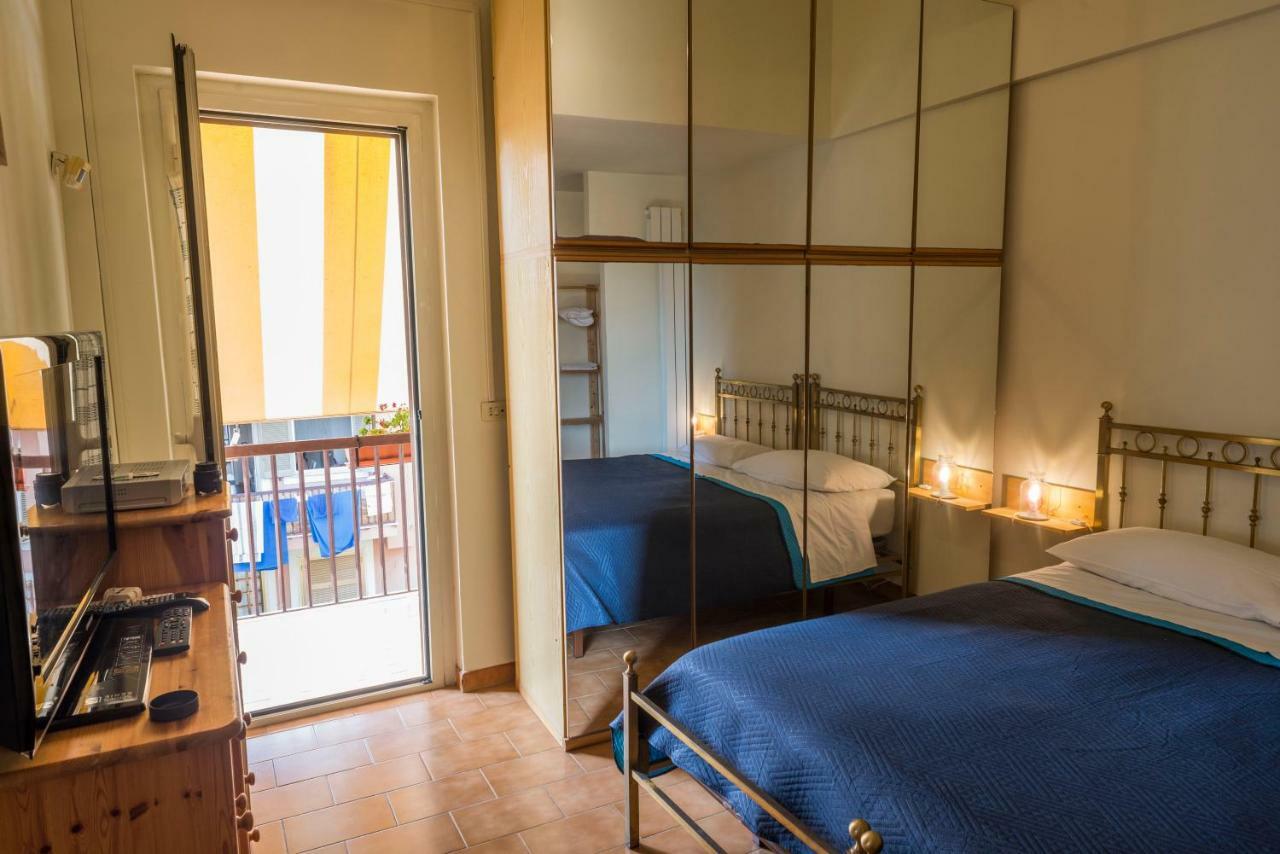 Bed & Breakfast Hotel California Terracina Buitenkant foto